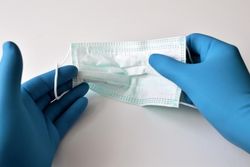 Măștile devin obligatorii în spitalele din România din cauza valului de Covid Măștile devin obligatorii în spitalele din România din cauza valului de Covid